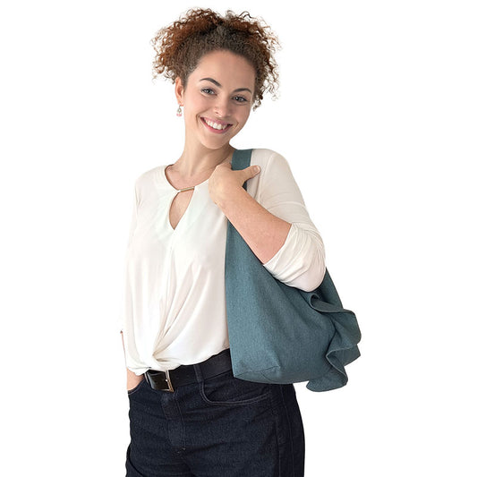 Frau mit blauer Tasche mit Rüsche, Schnittbox